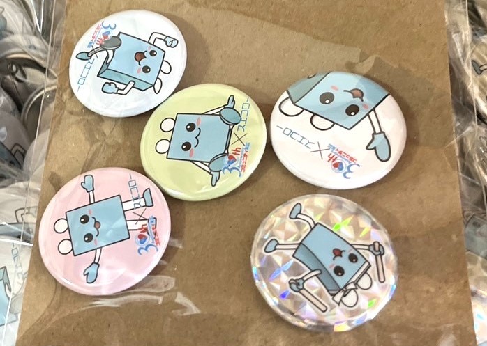 周年祭】記念グッズ「スエコロー缶バッジ」 | まちづくり協議会