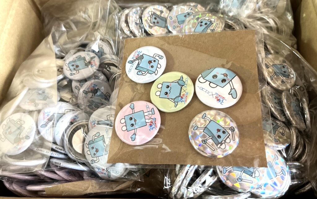 周年祭】記念グッズ「スエコロー缶バッジ」 | まちづくり協議会