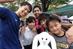 夏祭りに参加した関西学院大学の生徒さんと子どもたちで写真を一枚