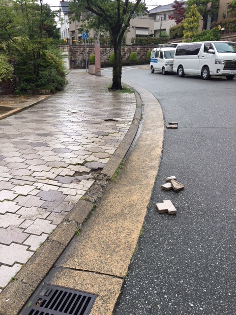 歩道のタイルが車道に置かれていました 宝塚市山本山手地区まちづくり協議会